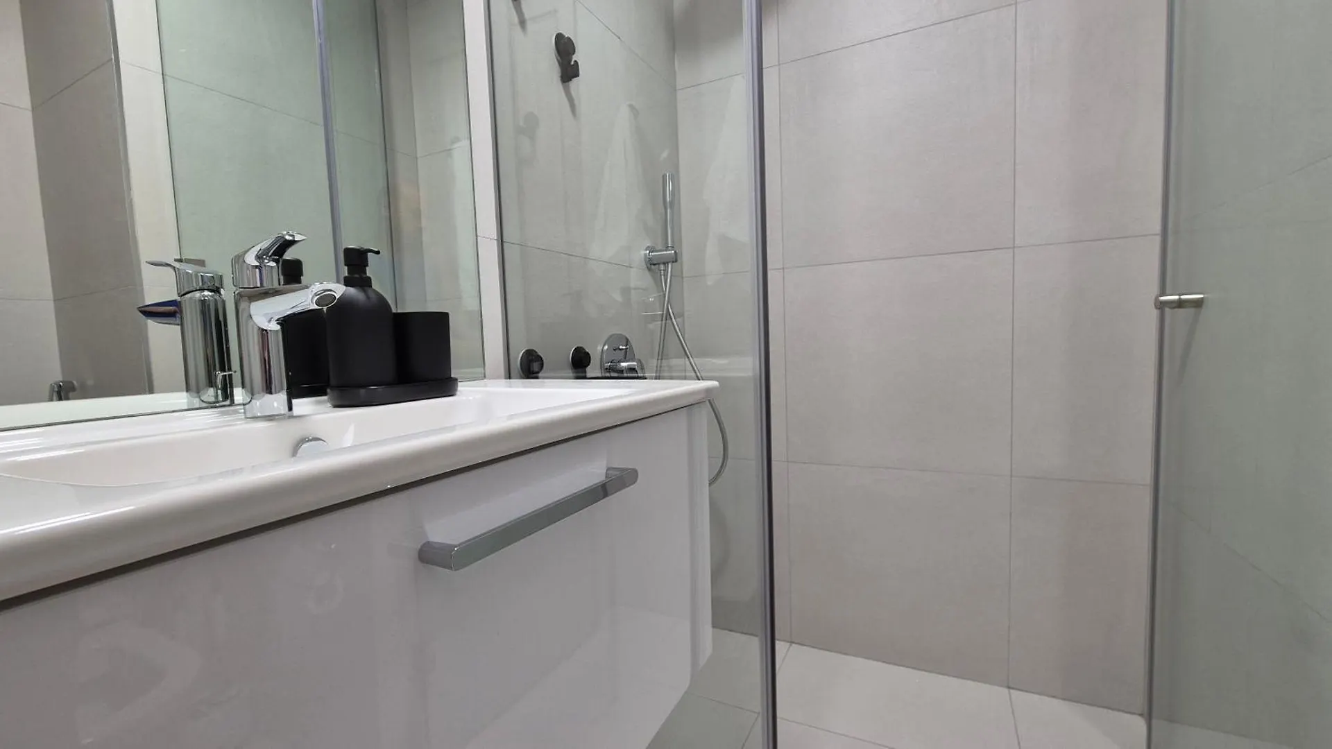 Deluxe Studio - Stylish & Cosy In Luma22 Dubai United Arab Emirates